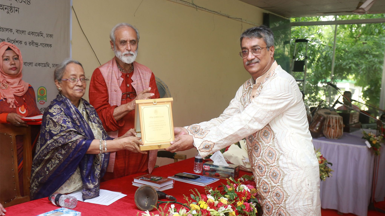 পুরস্কার গ্রহণ করেছেন অধ্যাপক ভীষ্মদেব চৌধুরী। ছবি : কালবেলা