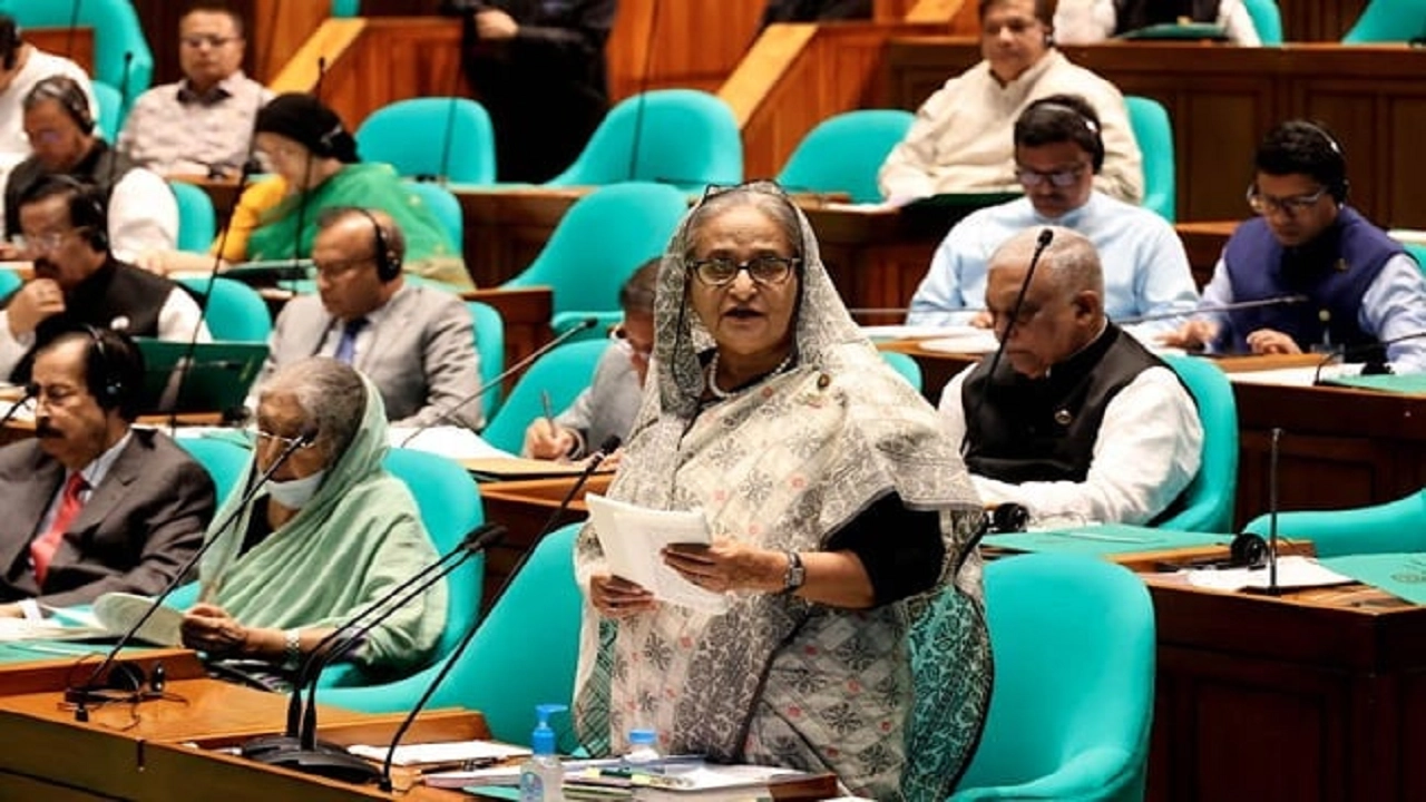 বুধবার জাতীয় সংসদে প্রশ্নোত্তর পর্বে কথা বলেন প্রধানমন্ত্রী শেখ হাসিনা। ছবি : সংগৃহীত