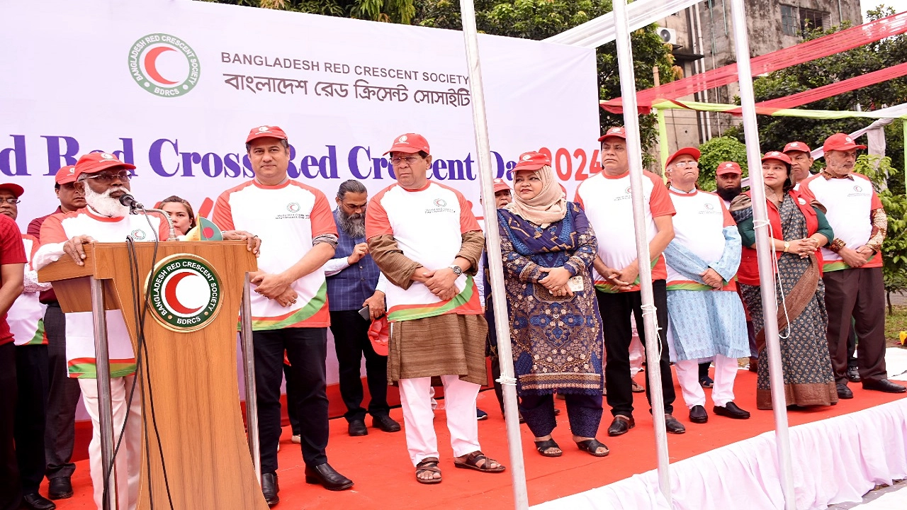 সকালে বাংলাদেশ রেড ক্রিসেন্ট সোসাইটির জাতীয় সদর দপ্তরে জাতীয় পতাকা ও রেড ক্রিসেন্ট পতাকা উত্তোলন করা হয়। ছবি : কালবেলা