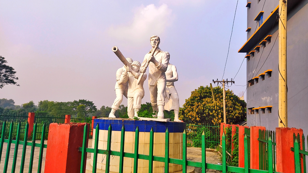 মুন্সিগঞ্জে শহীদদের স্মরণে নির্মিত ভাস্কর্য। ছবি : কালবেলা