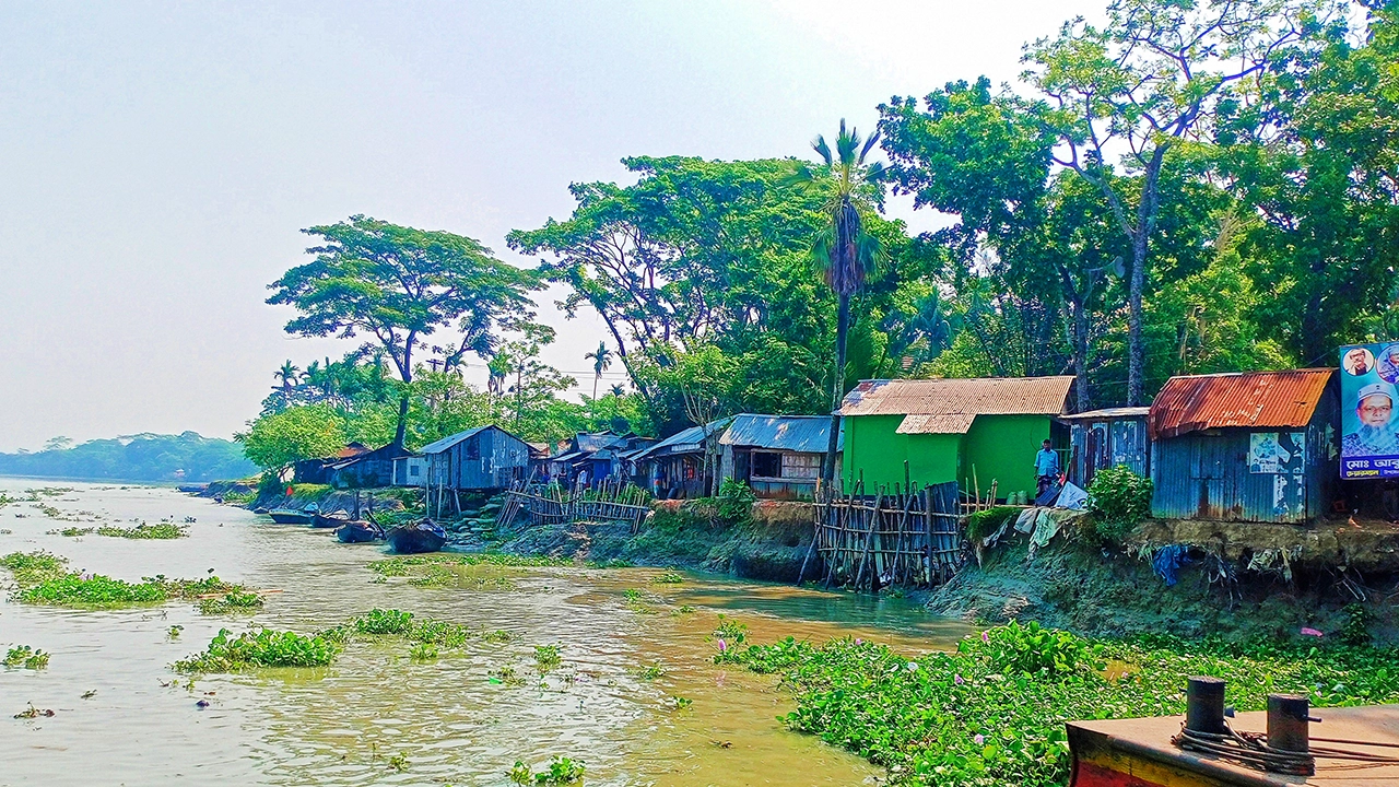 পিরোজপুরের কাউখালী উপজেলার সন্ধ্যা নদীর ভাঙনের কবলে পড়ে বিলীন হয়ে যাচ্ছে স্বরূপকাঠী-কাউখালী সড়ক সংযোগকারী ফেরিঘাট ও ঘাট বাজার। ছবি : কালবেলা