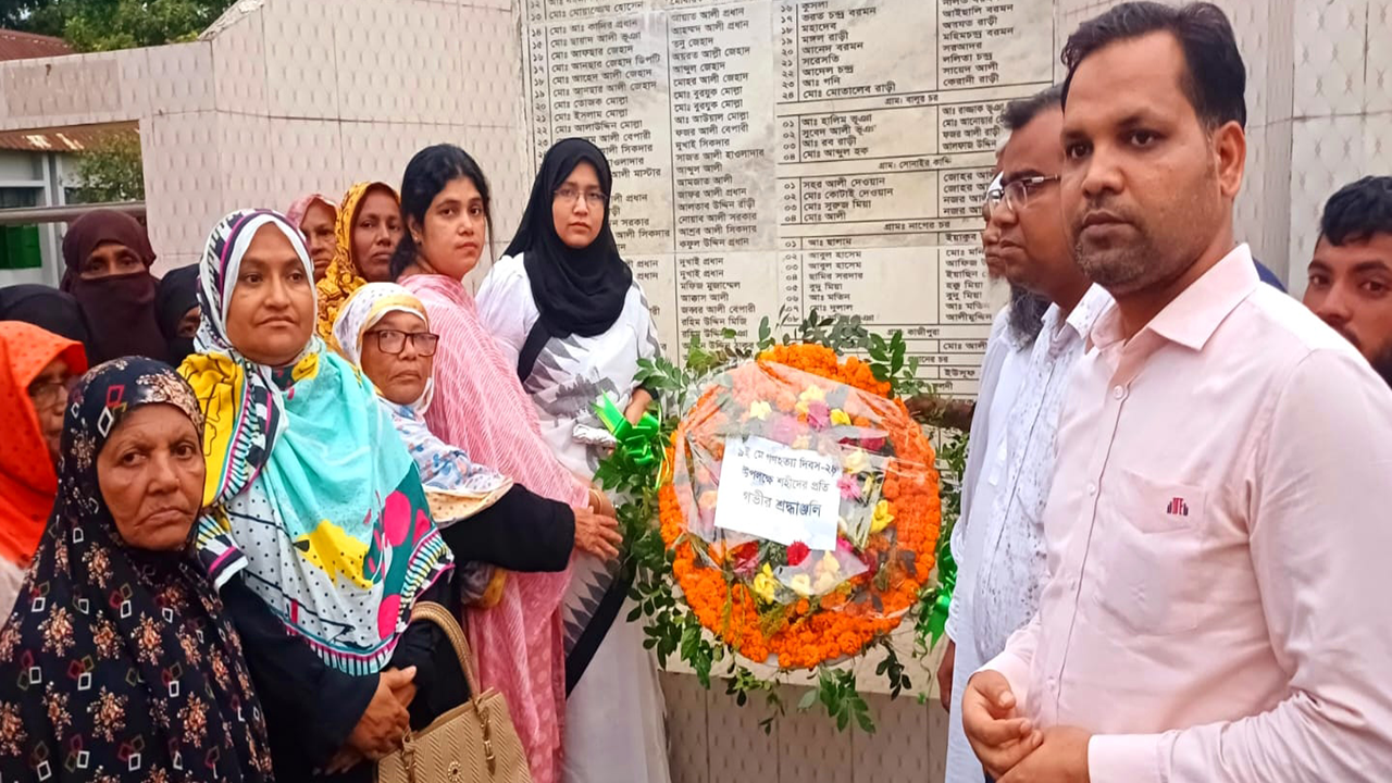 গজারিয়ায় শহীদদের সমাধিতে পুষ্পস্তবক অর্পণ। ছবি : কালবেলা