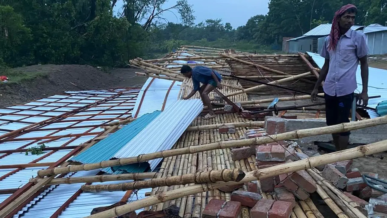 কালবৈশাখী ঝড়ে বিধ্বস্ত একটি ঘর। ছবি : কালবেলা