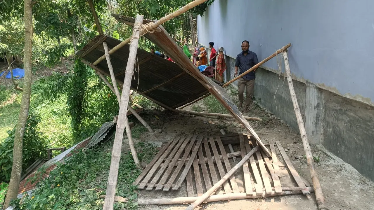 জনসাধারণের চলাচলের রাস্তায় নির্মিত ঘর অপসারণ করে দেয় উপজেলা প্রশাসন। ছবি : কালবেলা