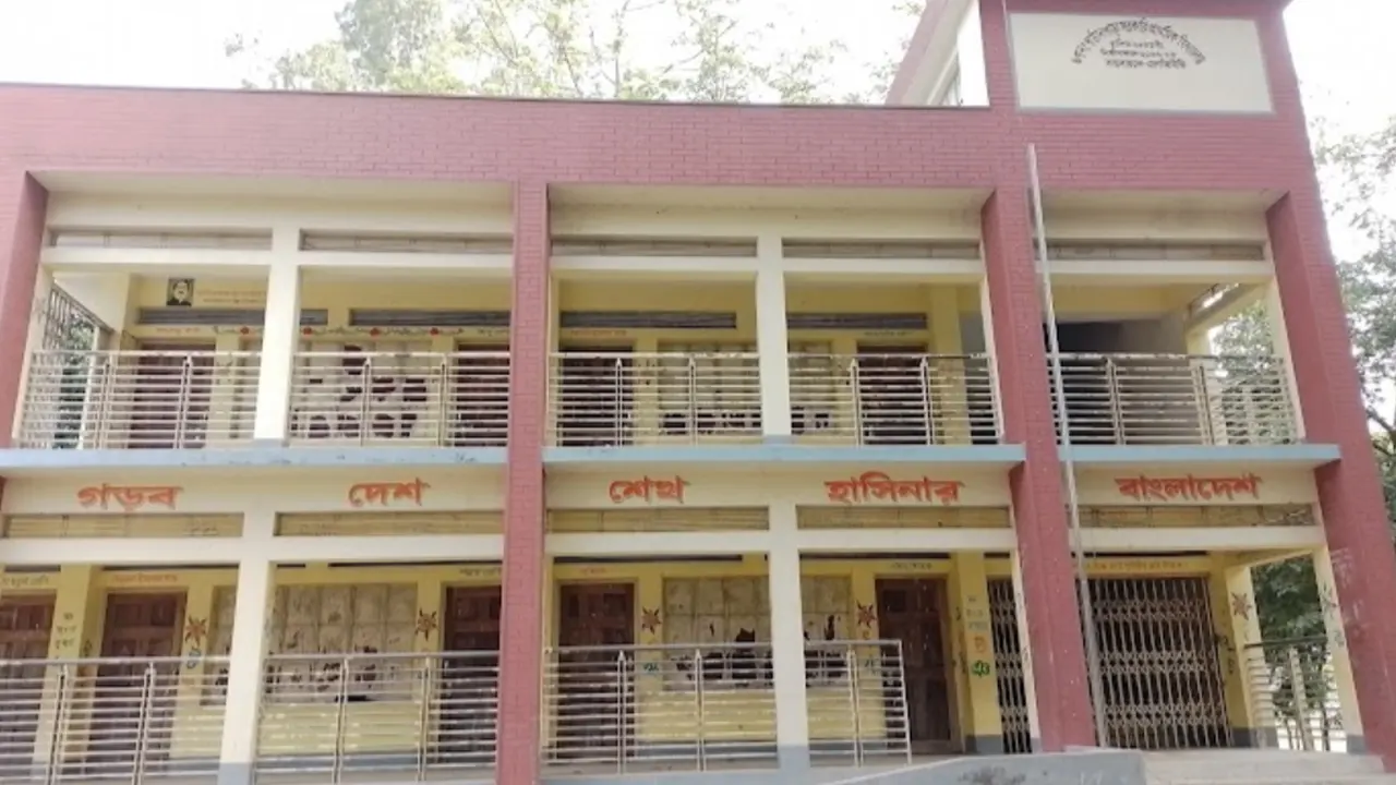 কামারখন্দের রায়দৌলতপুর ইউনিয়নের ৬৭ নম্বর পাঠান পাড়া সরকারি প্রাথমিক বিদ্যালয়। ছবি : কালবেলা