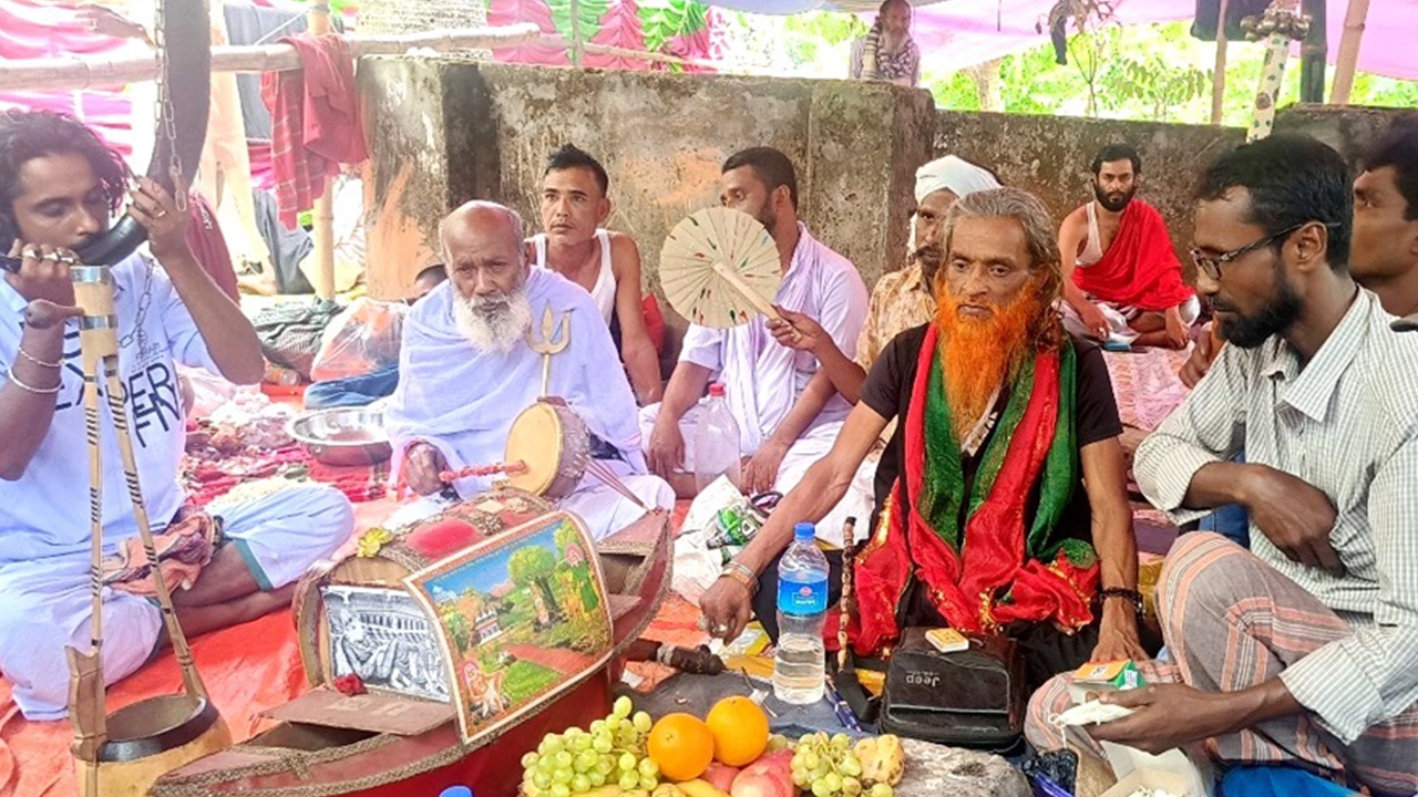 বগুড়ার মহাস্থানগড়ে সাধু-সন্ন্যাসী ও পুণ্যার্থীদের মিলনমেলা। ছবি : কালবেলা