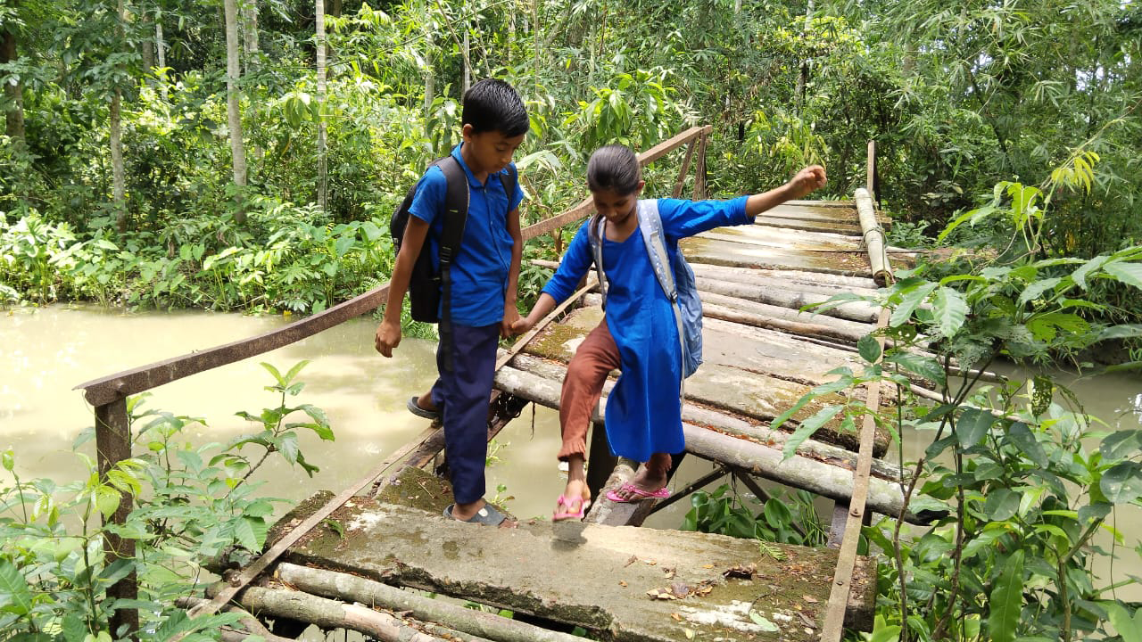 ভাঙা সেতু দিয়ে জীবনের ঝুঁকি নিয়ে পার হচ্ছে শিক্ষার্থীরা। ছবি : কালবেলা