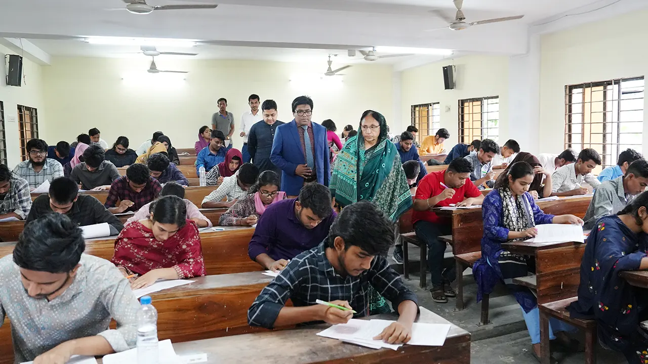 পাবিপ্রবি কেন্দ্রে ২০২৩-২৪ শিক্ষাবর্ষের গুচ্ছের ‘সি’ ইউনিটের ভর্তি পরীক্ষা কেন্দ্র পরিদর্শন। ছবি : কালবেলা