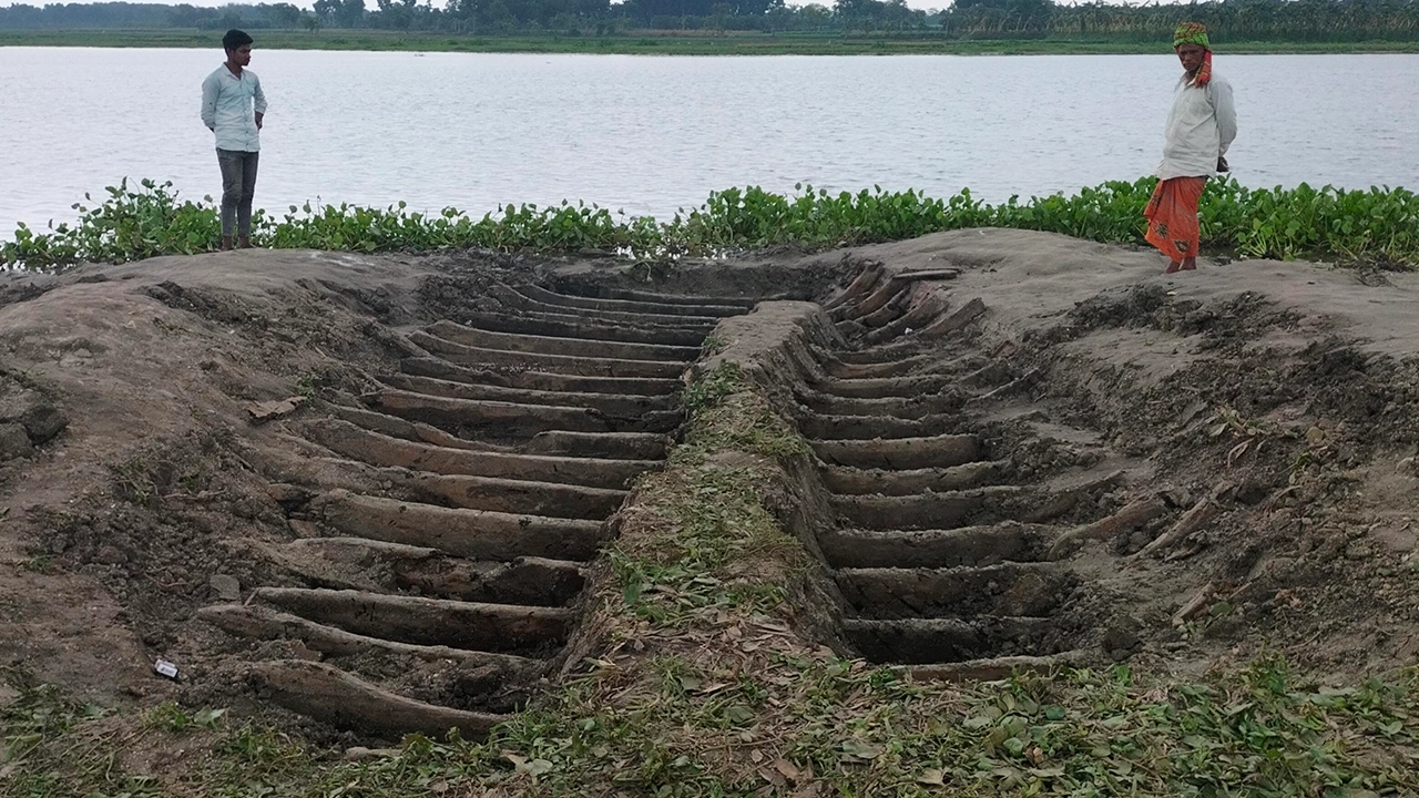 ঝিনাইদহের মহেশপুরে মাটি খুঁড়তে গিয়ে নৌকার সন্ধান। ছবি : কালবেলা