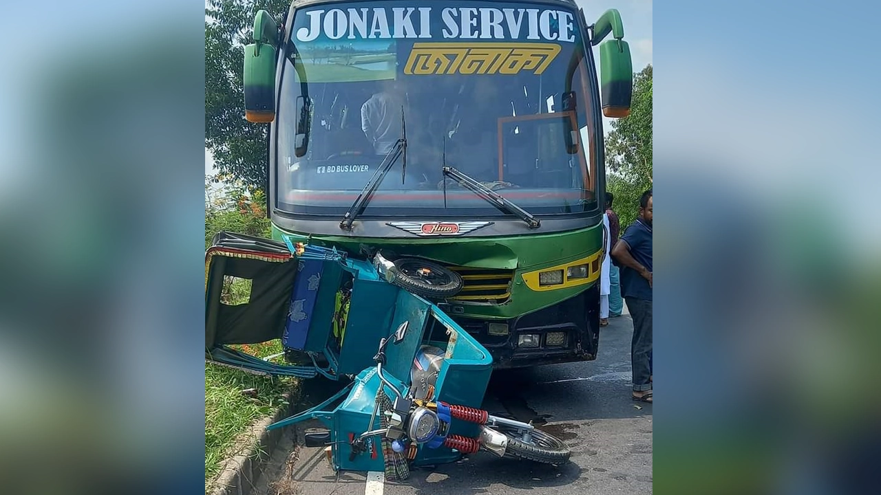 ঢাকা-চট্টগ্রাম মহাসড়কে সিএনজিচালিত অটোরিকশায় বাসের ধাক্কা। ছবি : কালবেলা