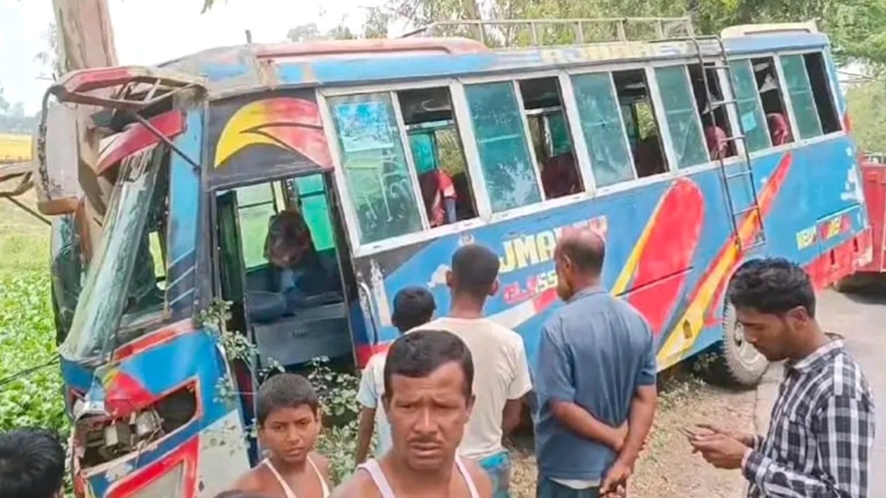 দিনাজপুরের হিলিতে আজমেরি পরিবহন নামে একটি বাস নিয়ন্ত্রণ হারিয়ে গাছের সঙ্গে ধাক্কা। ছবি : কালবেলা