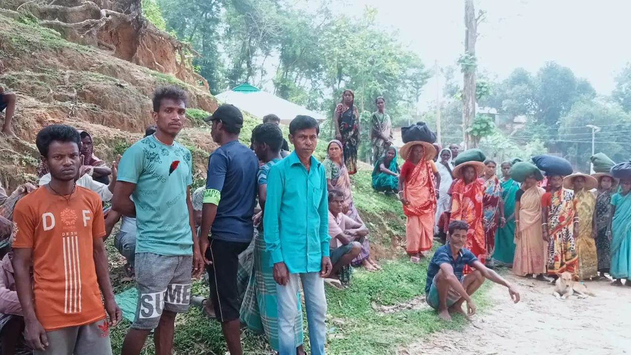 মীর্জাপুর চা বাগানে অবস্থান নেওয়া চা শ্রমিকেরা। ছবি : কালবেলা