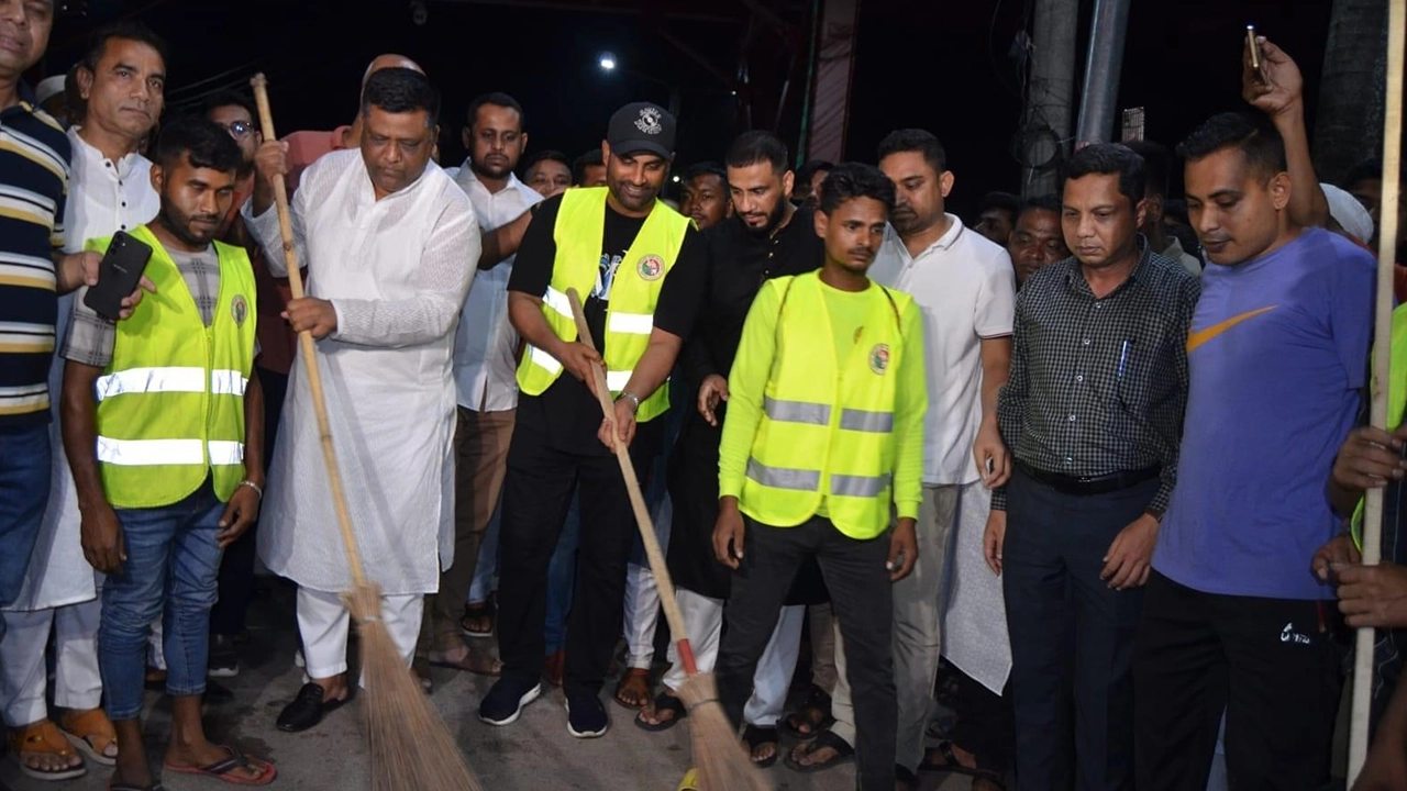 সিলেটে অন্যান্যদের সঙ্গে সড়ক ঝাড়ু দিচ্ছেন তামিম ইকবাল। ছবি : কালবেলা