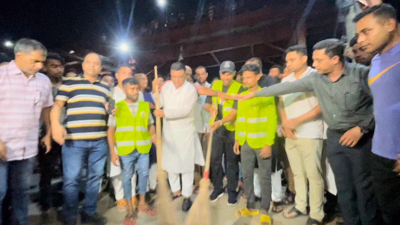 সিলেটের মেয়র আনোয়ারুজ্জামান অন্যদের সঙ্গে সড়ক ঝাড়ু দিচ্ছেন। ছবি : কালবেলা