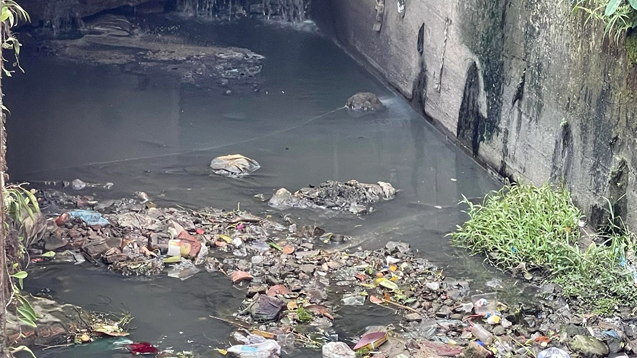 ময়লা জমে বেহাল সিলেট নগরীর খাল। ছবি : কালবেলা