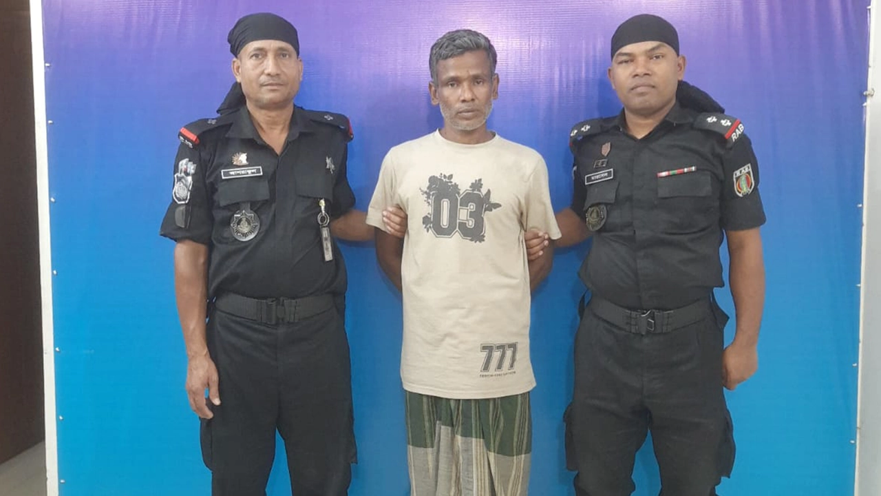 রাজু ইসলাম বাবু হত্যা মামলায় গ্রেপ্তার হওয়া আসামি খলিল ফকির। ছবি : কালবেলা