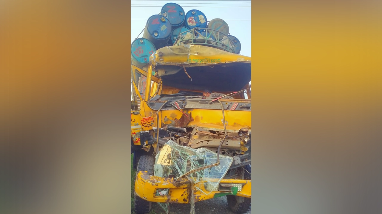 দুর্ঘটনা কবলিত মালবাহী ট্রাক। ছবি : কালবেলা