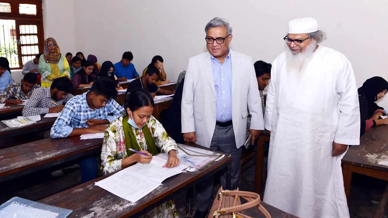 পরীক্ষা কেন্দ্র পরিদর্শনে ঢাকা বিশ্ববিদ্যালয়ের উপাচার্য অধ্যাপক ড. এ এস এম মাকসুদ কামাল। ছবি : কালবেলা