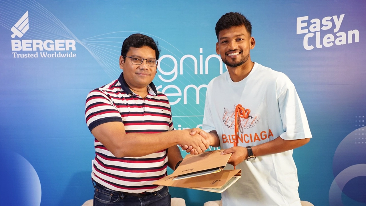 বার্জার পেইন্টসের সঙ্গে নাজমুল শান্তর চুক্তি স্বাক্ষর। ছবি : সংগৃহীত