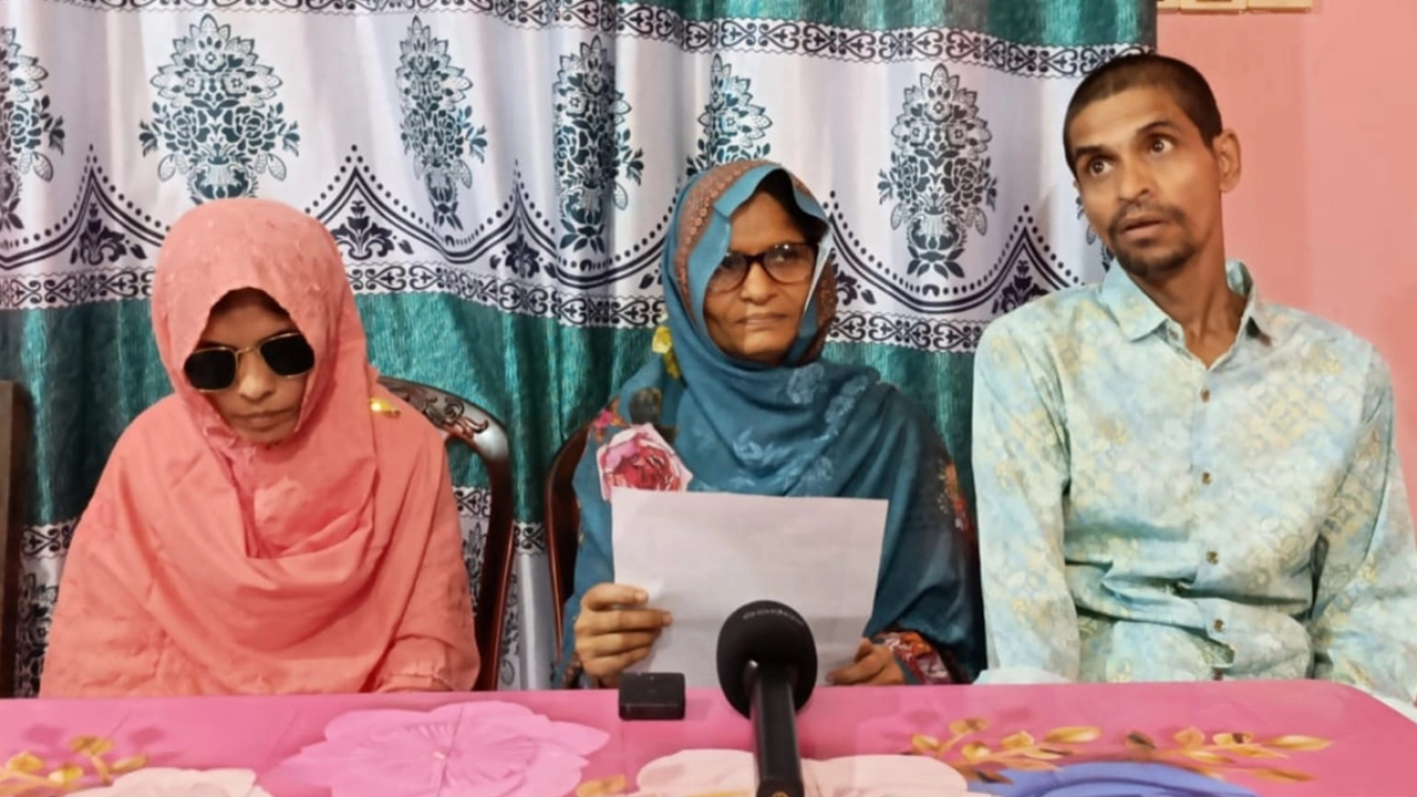 ফেনীর সোনাগাজীতে প্রতিবন্ধী পরিবারের সংবাদ সম্মেলন। ছবি : কালবেলা