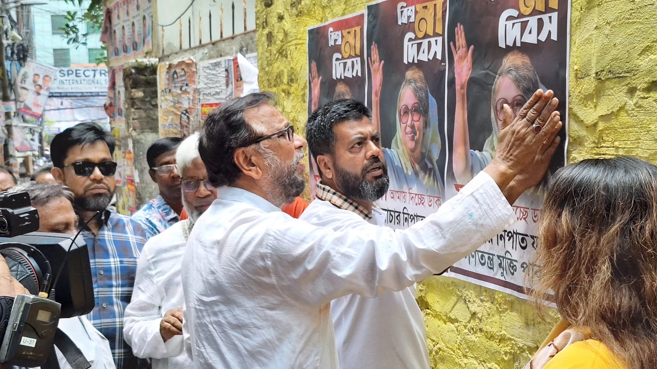 নয়াপল্টনে খালেদা জিয়ার ছবি সংবলিত পোস্টার লাগিয়েছেন আব্দুস সালাম। ছবি : কালবেলা