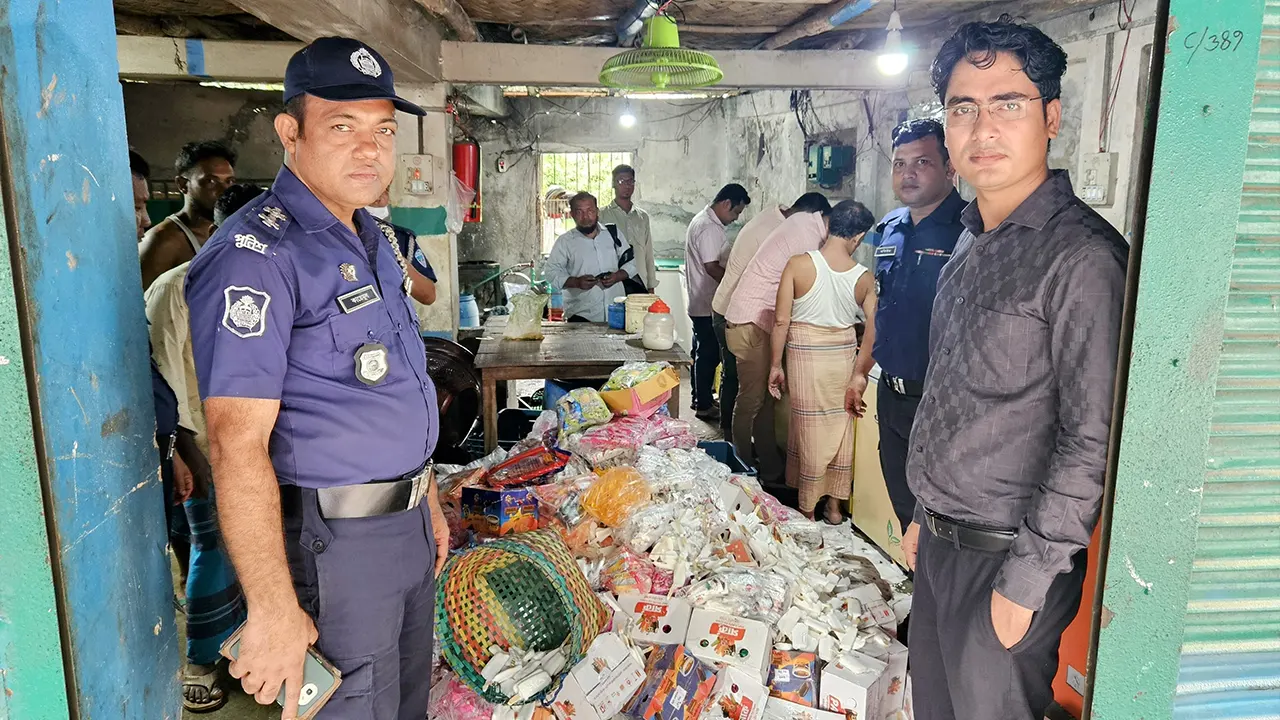 আইসক্রিম ফ্যাক্টরিতে অভিযানে উপজেলা সহকারী কমিশনার (ভূমি) ও নির্বাহী ম্যাজিস্ট্রেট মো. আলাউদ্দিন। ছবি : কালবেলা