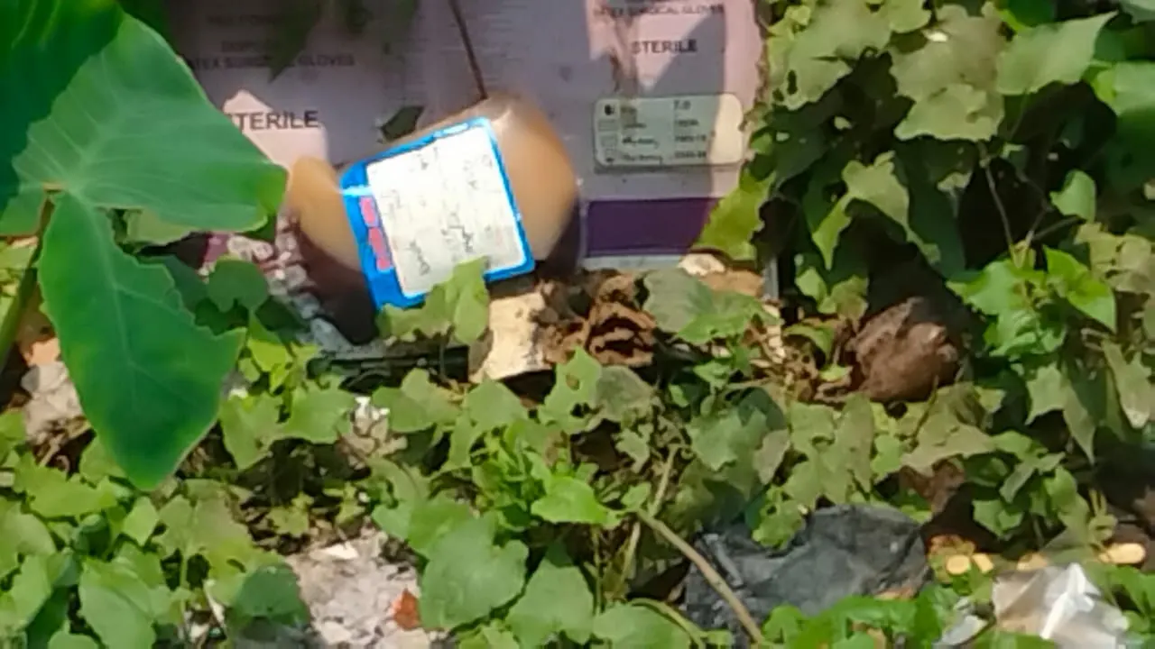 হাসপাতালের পাশে আবর্জনায় পড়ে আছে রক্তের ব্যাগ। ছবি : কালবেলা