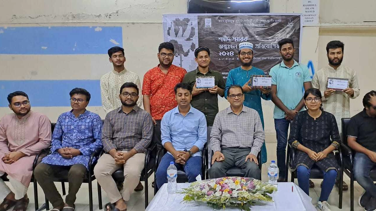 পুরস্কার বিতরণী অনুষ্ঠানে প্রধান অতিথির সঙ্গে বিতার্কিকরা। ছবি : কালবেলা