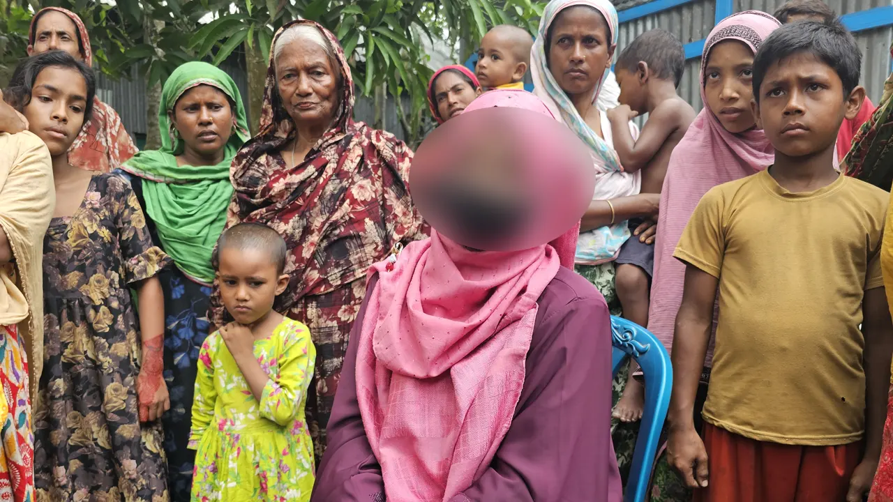প্রেমিক পাভেলের বাড়িতে স্ত্রীর স্বীকৃতির দাবিতে অনশনে বসেছেন এ তরুণী। ছবি : কালবেলা