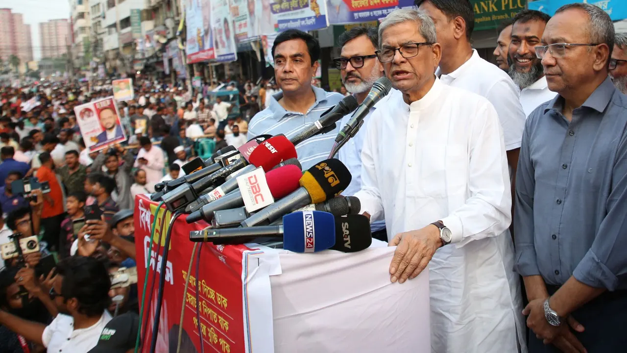 নয়াপল্টনে বিএনপির কেন্দ্রীয় কার্যালয়ের সামনে যুবদলের সমাবেশে কথা বলেন মির্জা ফখরুল ইসলাম আলমগীর। ছবি : কালবেলা