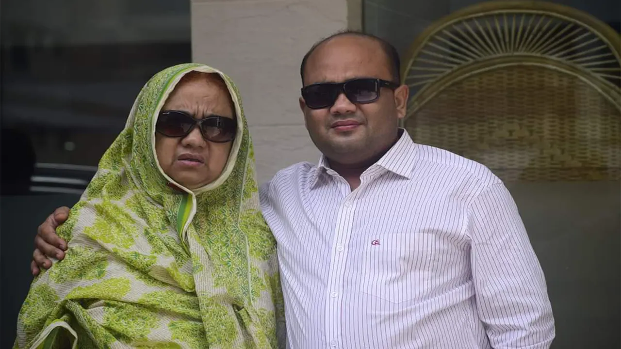 মিসেস গুলশান আরা বেগমের সঙ্গে লেখক বিল্লাল বিন কাশেম। ছবি : সংগৃহীত