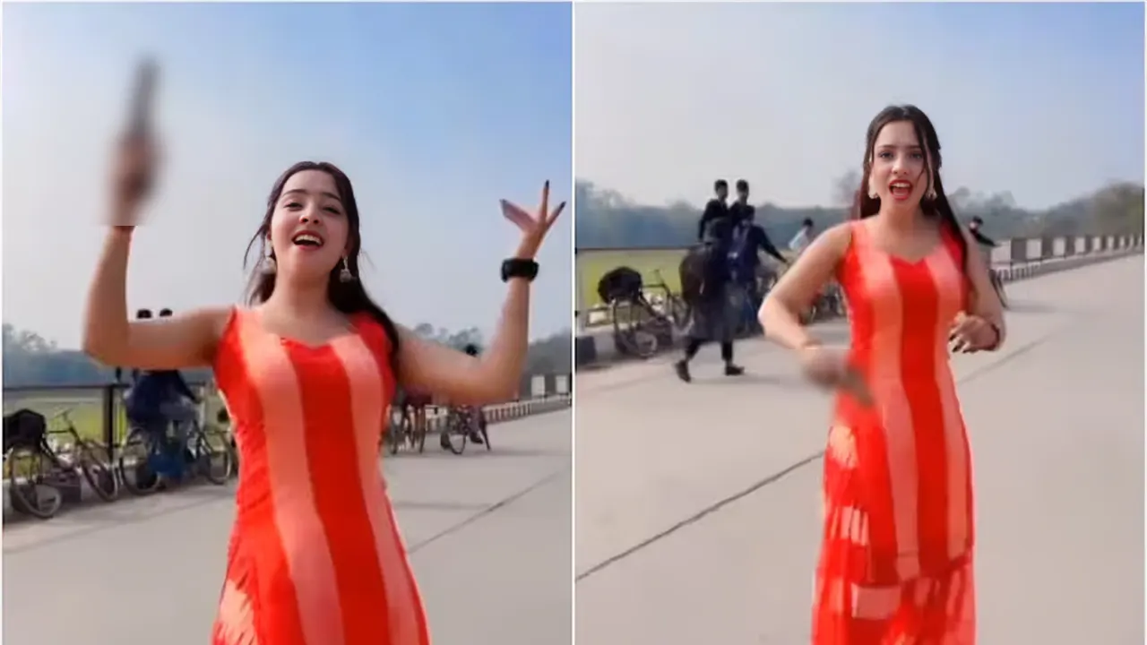 মহাসড়কে অস্ত্র হাতে তরুণীর নাচ। ছবি : সংগৃহীত