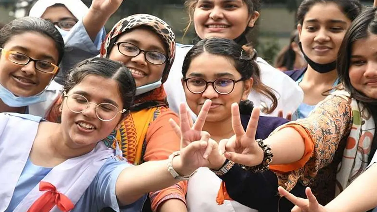 ফল পেয়ে উচ্ছ্বসিত শিক্ষার্থীরা। ছবি : সংগৃহীত