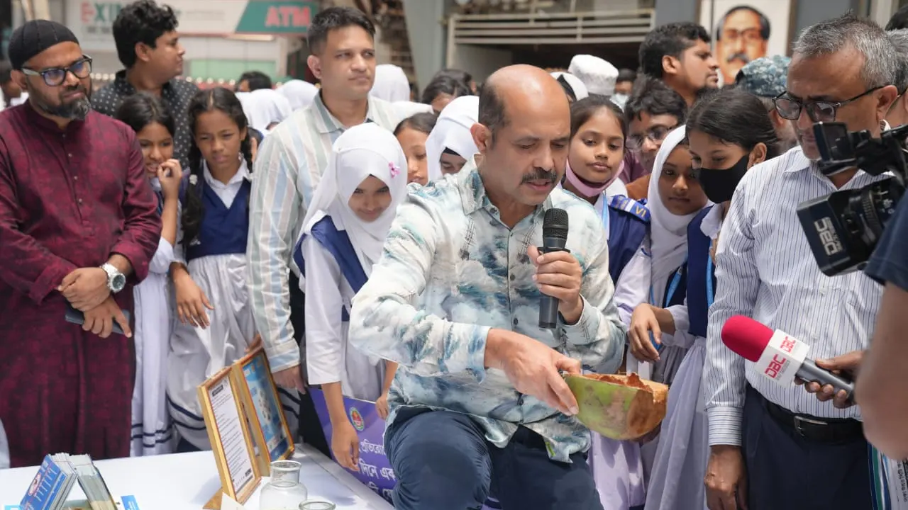 বৃষ্টি হলে শহরে জলাবদ্ধতার কারণসহ শিক্ষার্থীদের সঙ্গে নানা প্রসঙ্গ নিয়ে কথা বলছেন মেয়র মো. আতিকুল ইসলাম। ছবি : কালবেলা
