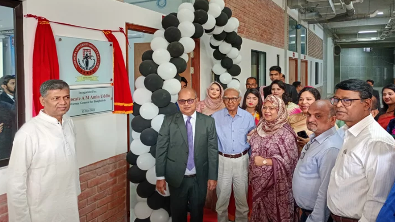বরেন্দ্র বিশ্ববিদ্যালয়ে মুট কোর্ট ক্লাবের উদ্বোধন করেন অ্যাটর্নি জেনারেল এ এম আমিন উদ্দিন। ছবি : কালবেলা