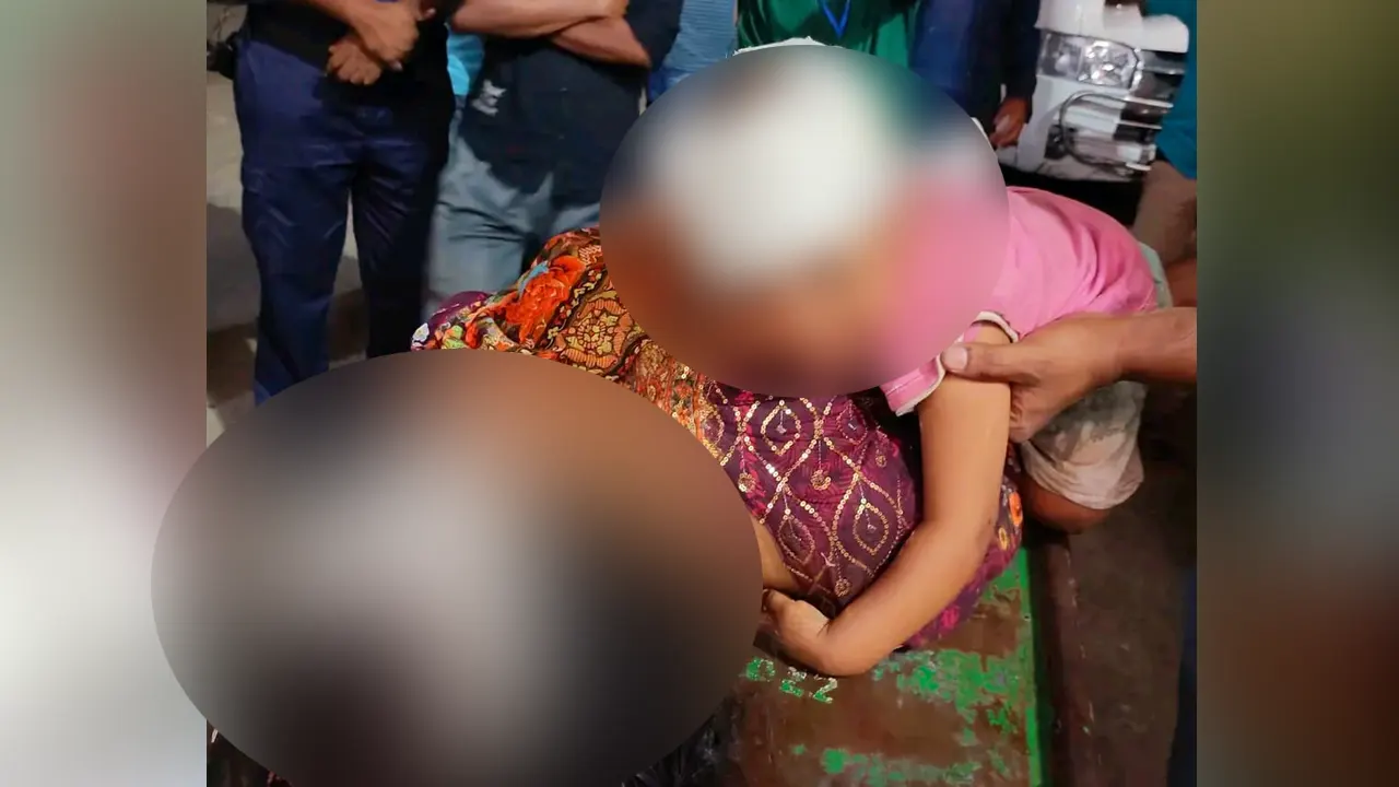 মায়ের নিথর দেহ জড়িয়ে কান্না করছে শিশু মেহেদি। ছবি : কালবেলা