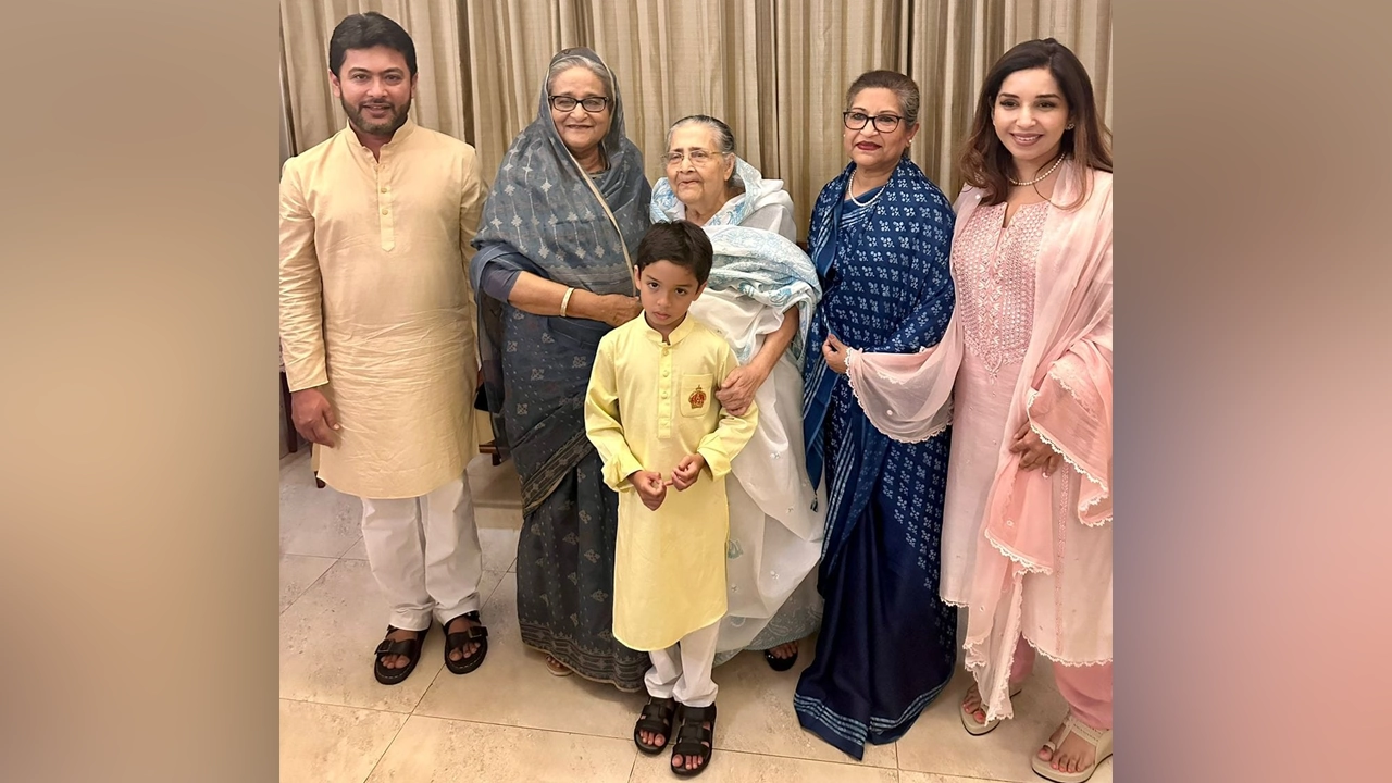 নিক্সন চৌধুরীর পরিবারের সঙ্গে শেখ রেহানা ও প্রধানমন্ত্রী শেখ হাসিনা। ছবি : সংগৃহীত