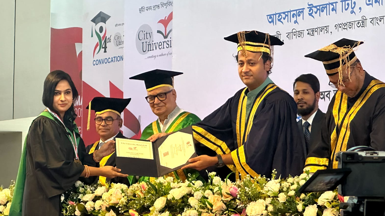 ই-স্বাক্ষরযুক্ত একাডেমিক সার্টিফিকেট প্রদান। ছবি : সংগৃহীত