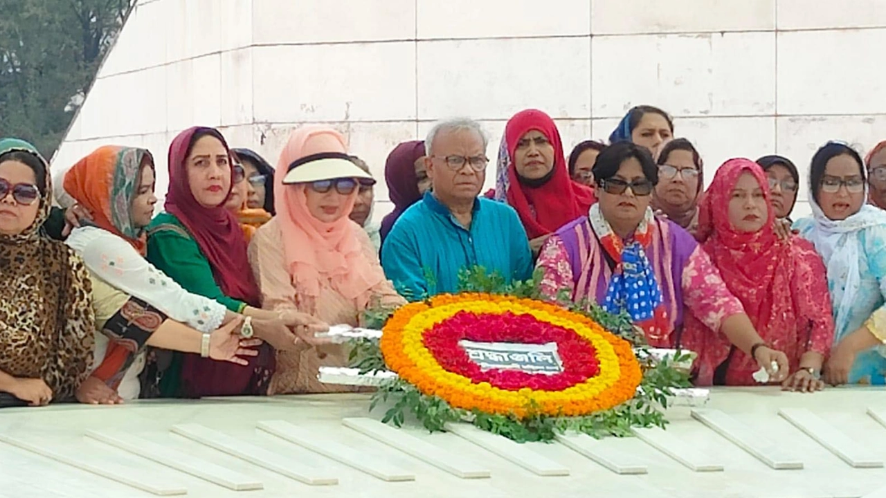 জিয়াউর রহমানের মাজারে পুষ্পার্ঘ অর্পণ করেছে রুহুল কবির রিজভী। ছবি : কালবেলা