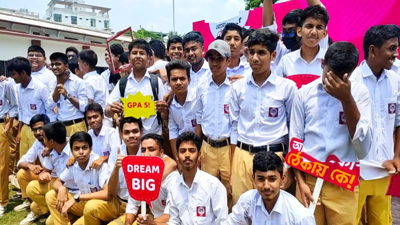 কৃতকার্য শিক্ষার্থীদের উচ্ছ্বাস। ছবি : কালবেলা