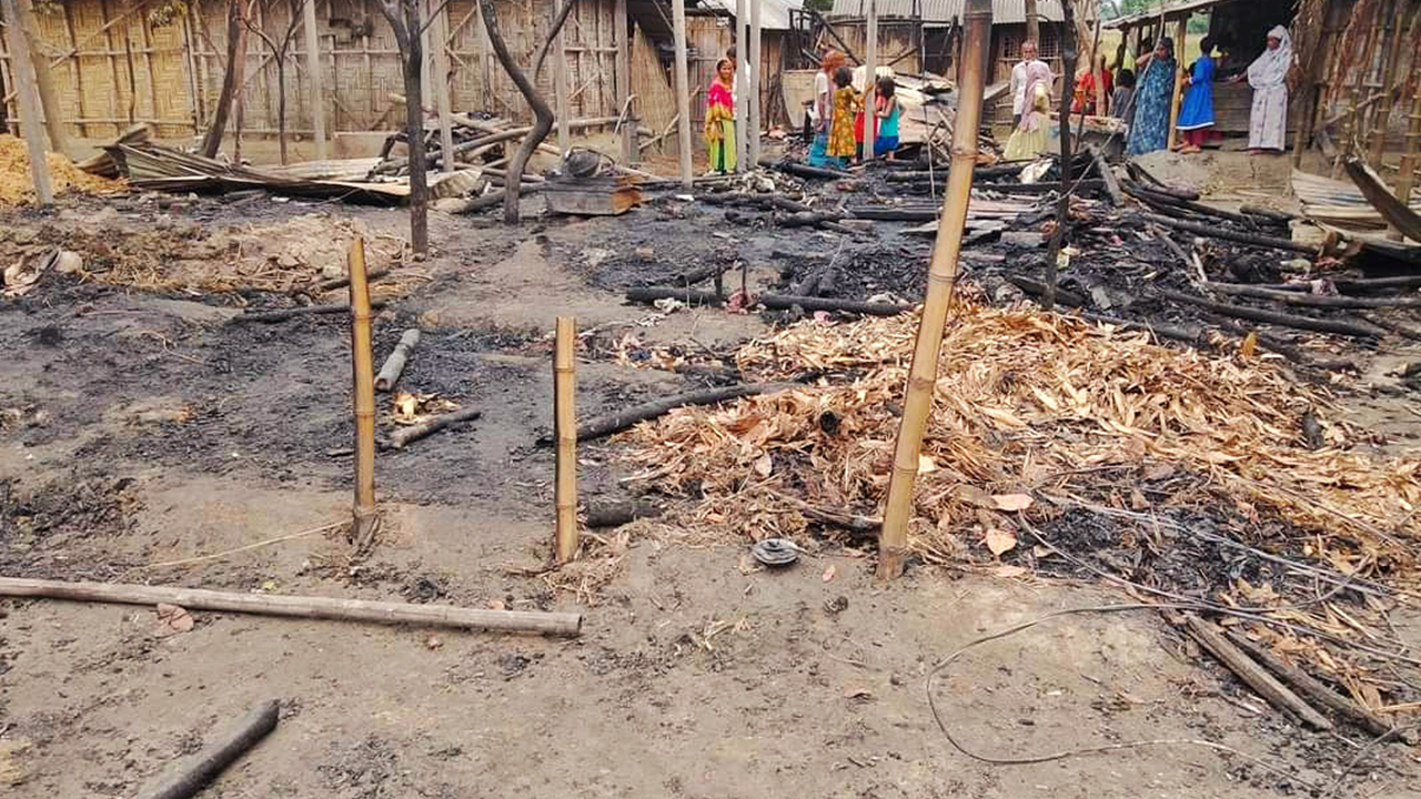 আগুনে পুড়ে ছাই হয়ে গেছে বাড়ি। ছবি : কালবেলা