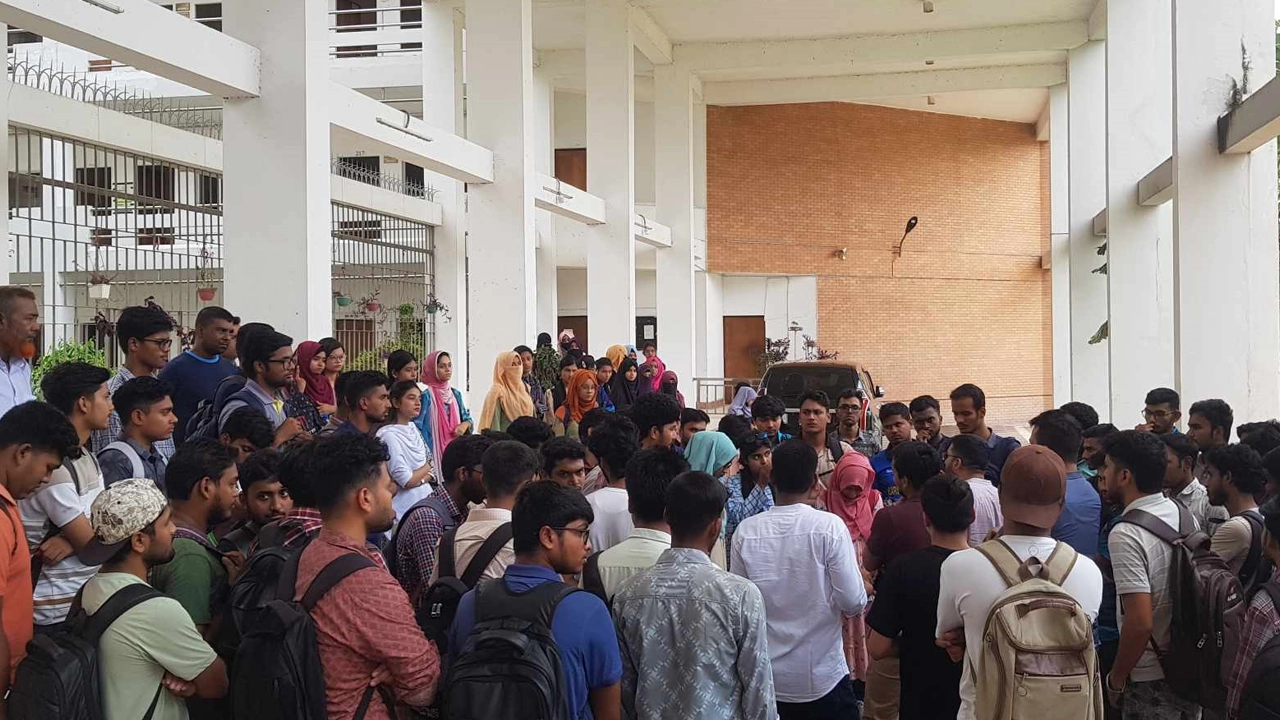 ছাত্রীকে শ্লীলতাহানির ঘটনায় বিশ্ববিদ্যালয়ে বিক্ষোভ করে সাধারণ শিক্ষার্থীরা। ছবি : কালবেলা