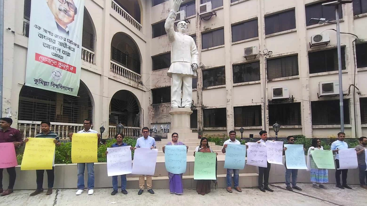 কুবিতে মৌন অবস্থান কর্মসূচি পালন করেন উপাচার্যপন্থি শিক্ষকরা। ছবি : কালবেলা