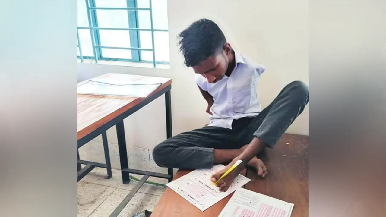 পা দিয়ে লিখে এসএসসি পরীক্ষায় অংশ নেয় সিয়াম। ছবি : কালবেলা