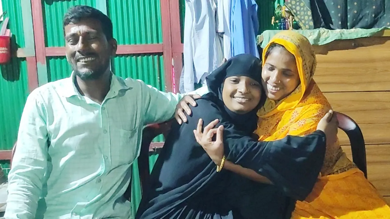 এসএসসি পরীক্ষায় জিপিএ-৫ পেয়ে মা-বাবার সঙ্গে সুরাইয়া আক্তার। ছবি : কালবেলা