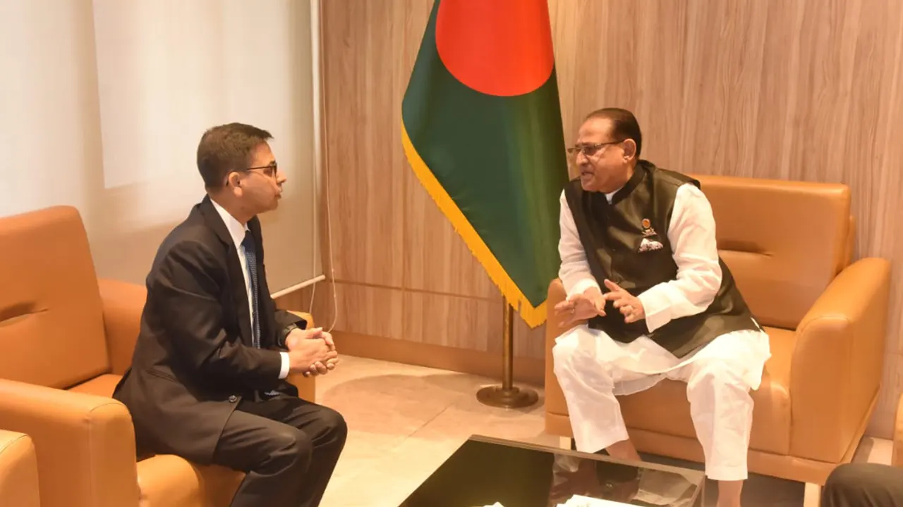 মৎস্য ও প্রাণিসম্পদমন্ত্রী মো. আব্দুর রহমান -এর সঙ্গে প্রণয় ভার্মার সৌজন্য সাক্ষাৎ অনুষ্ঠিত হয়। ছবি : কালবেলা