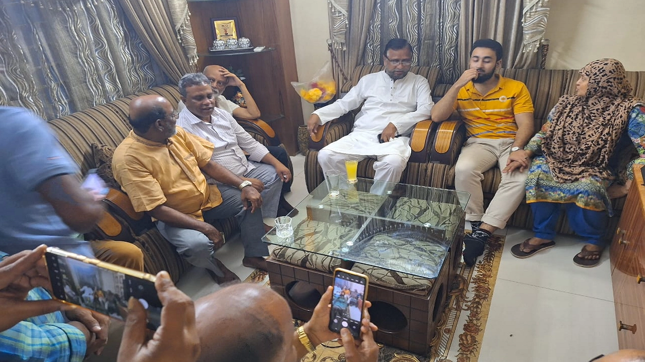 কারাবন্দি বিএনপি নেতাদের বাসায় গিয়ে খোঁজখবর নেন ঢাকা মহানগর দক্ষিণের আহ্বায়ক আবদুস সালাম। ছবি : কালবেলা