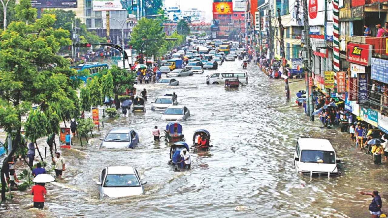 বর্ষা মৌসুমে সামান্য বৃষ্টিতেই তলিয়ে যায় ঢাকার রাস্তাঘাটসহ অনেক এলাকা। ছবি : সংগৃহীত