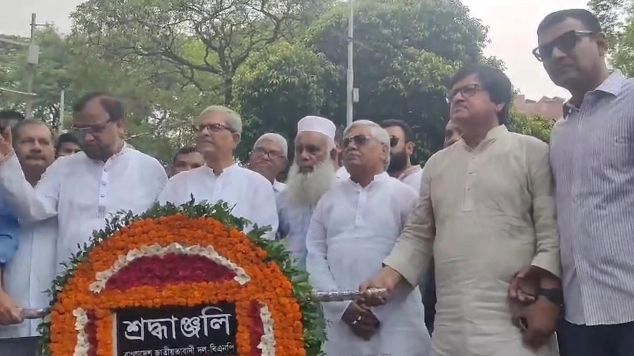 কেন্দ্রীয় শহীদ মিনারে প্রবীণ রাজনীতিবিদ হায়দার আকবর খান রনোর মরদেহে শ্রদ্ধা নিবেদন শেষে সাংবাদিকদের সঙ্গে কথা বলেন মির্জা ফখরুল ইসলাম। ছবি : কালবেলা