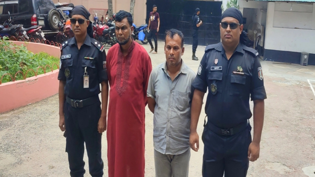 কুমিল্লায় যুবলীগ নেতা জামাল উদ্দিন হত্যা মামলার মৃত্যুদণ্ডপ্রাপ্ত ২ আসামি গ্রেপ্তার। ছবি : কালবেলা